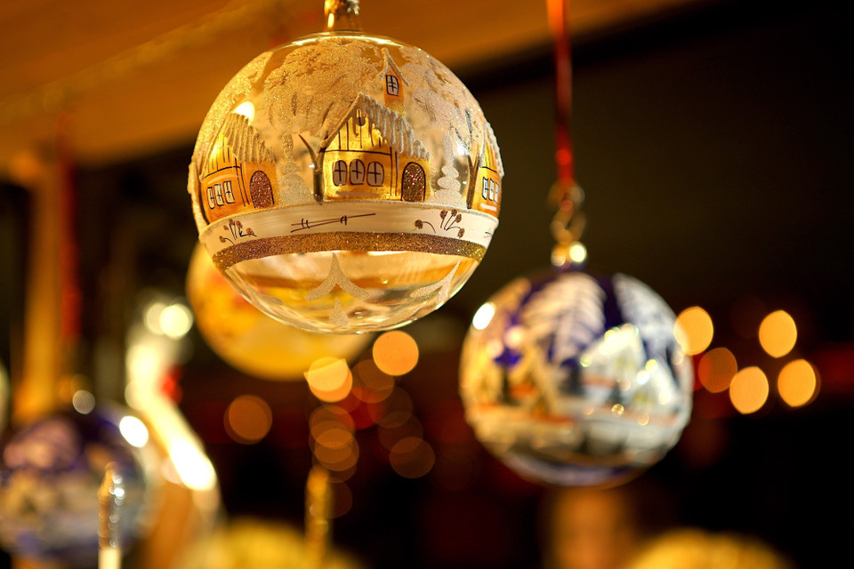 Đồ trang trí được bày bán tại chợ Giáng sinh ở Prague (Cộng hòa Séc). (Ảnh: THX/TTXVN)