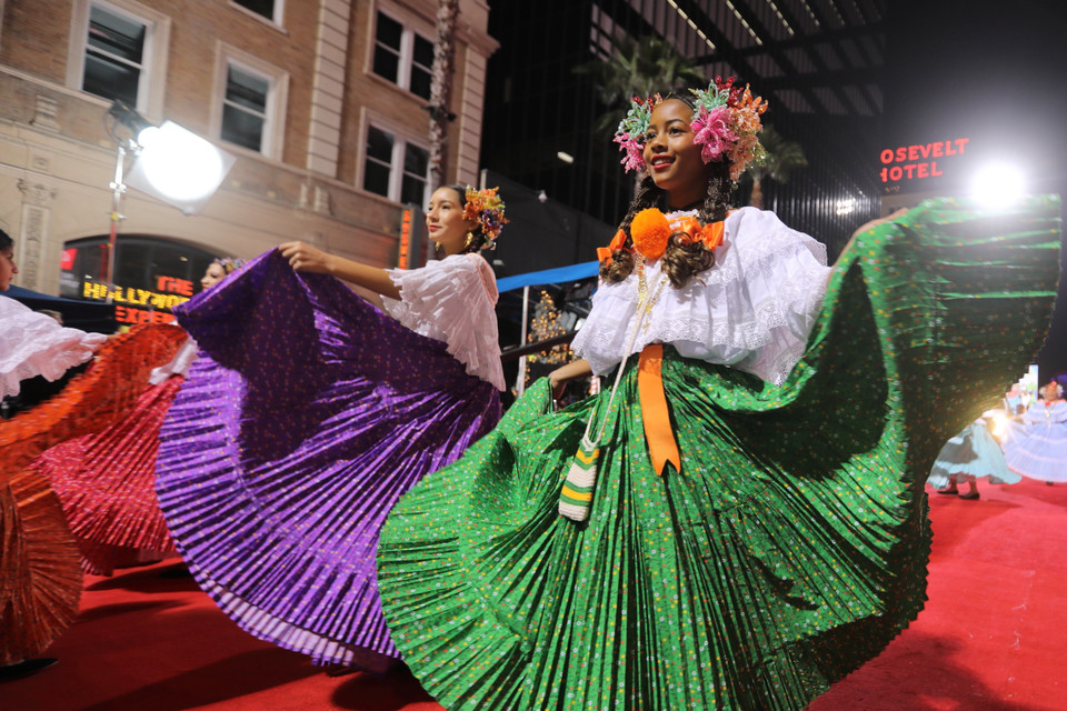 Người dân tham gia lễ diễu hành Giáng sinh Hollywood tại Los Angeles, California (Mỹ), ngày 1/12/2024. (Ảnh: THX/TTXVN)