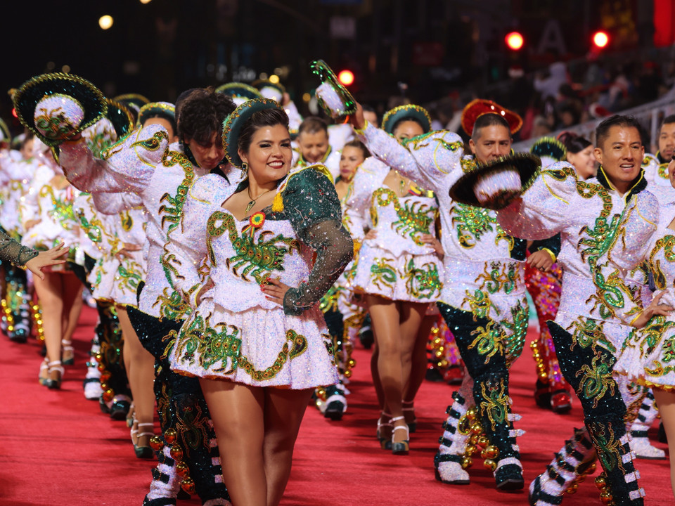 Người dân tham gia lễ diễu hành Giáng sinh Hollywood tại Los Angeles, California (Mỹ), ngày 1/12/2024. (Ảnh: THX/TTXVN)