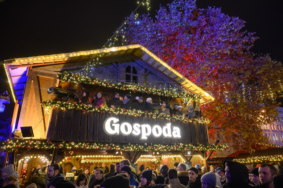 Người dân thăm chợ Giáng sinh tại Poznan (Ba Lan). (Ảnh: PAP/TTXVN)