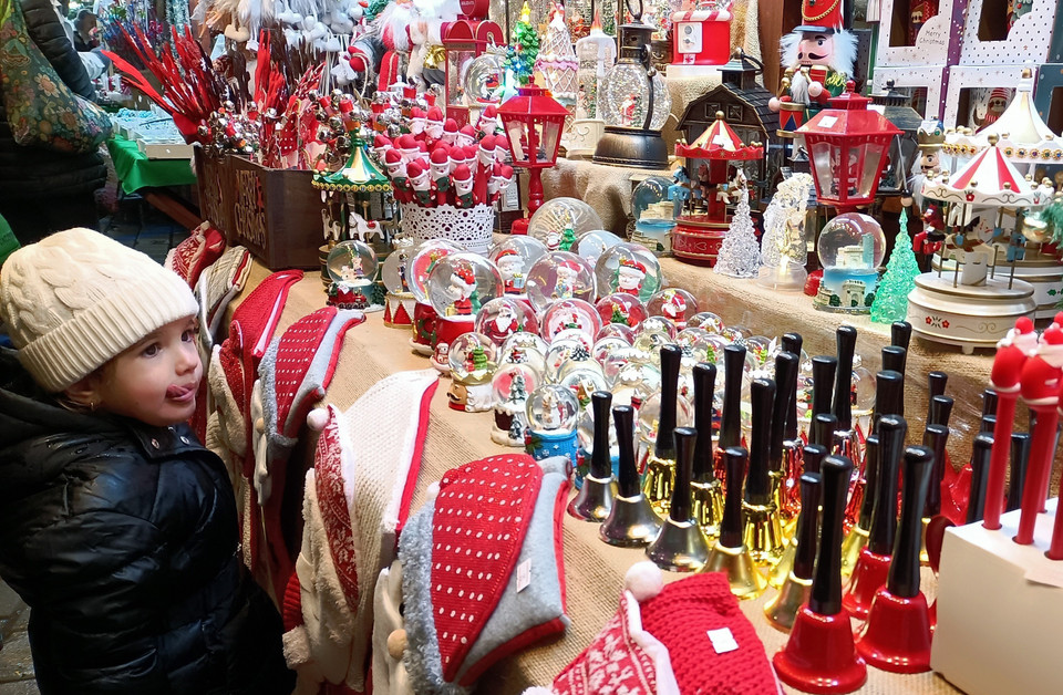 Em nhỏ thăm chợ Giáng sinh tại Bucharest (Romania). (Ảnh: THX/TTXVN)