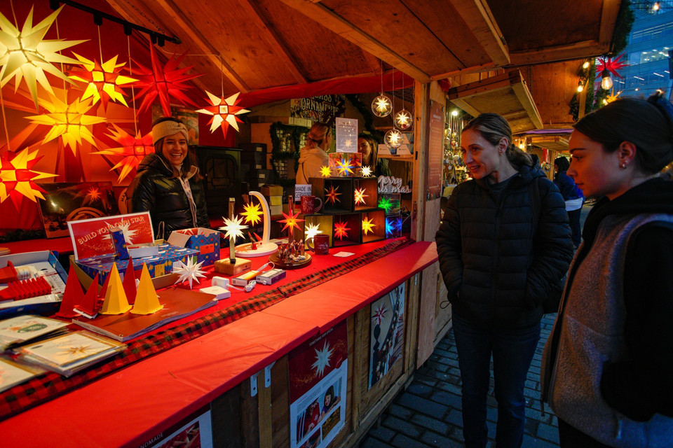 Người dân thăm chợ Giáng sinh tại Vancouver, British Columbia (Canada). (Ảnh: THX/TTXVN)