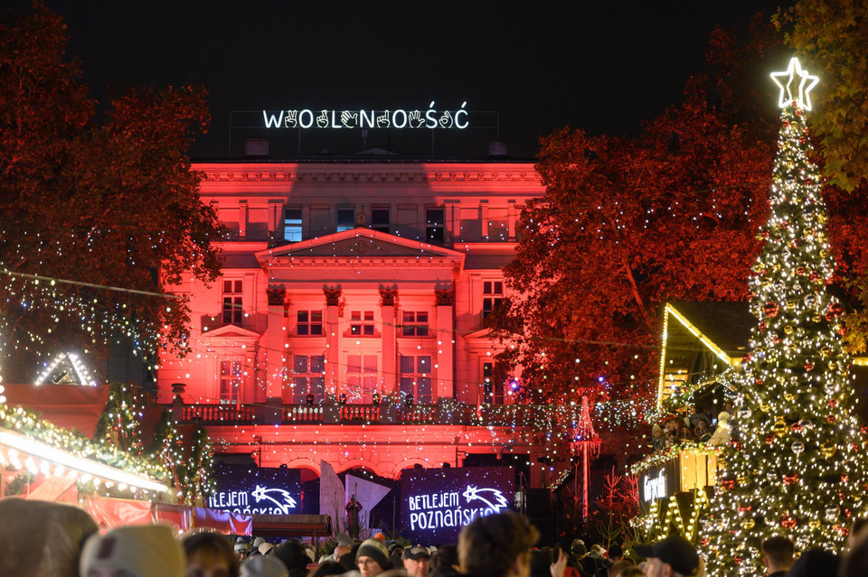 Chợ Giáng sinh được trang hoàng rực rỡ tại Poznan (Ba Lan). (Ảnh: PAP/TTXVN)