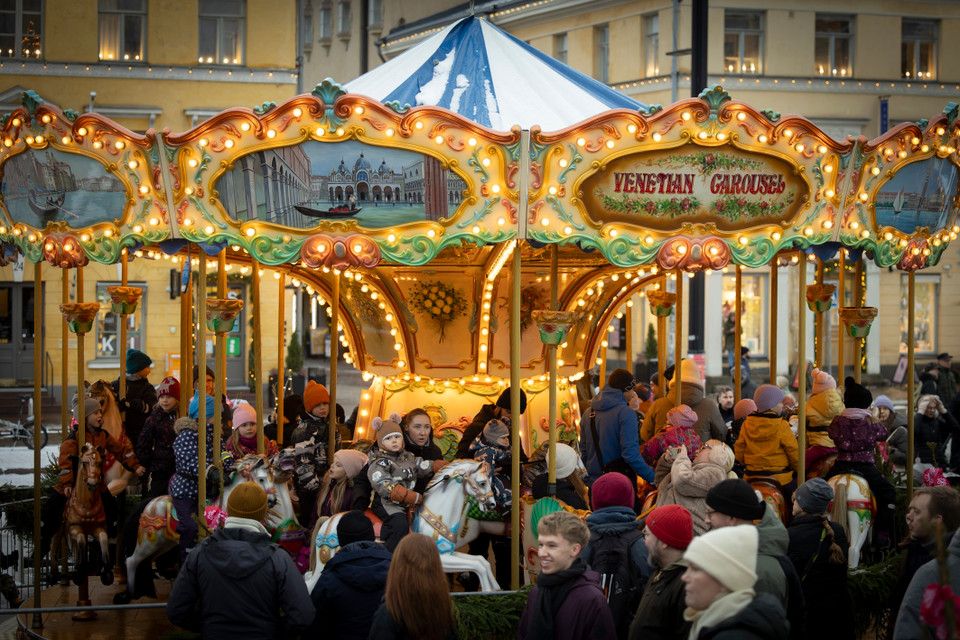 Người dân thăm chợ Giáng sinh tại Helsinki (Phần Lan), ngày 8/12/2024. (Ảnh: THX/TTXVN)