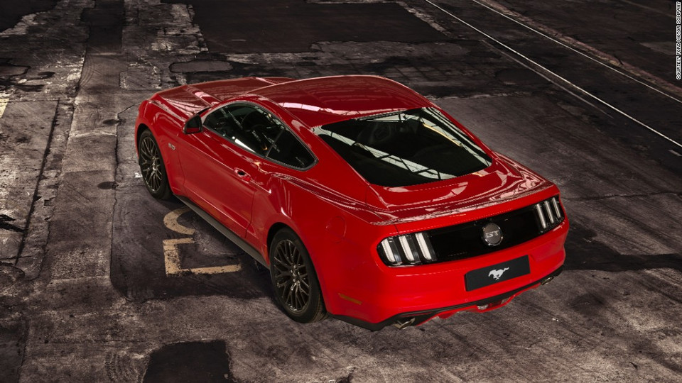 Ford Mustang thế hệ sáu, năm 2015. Đây cũng là mẫu xe lần đầu tiên bán ở châu Âu sau hơn 50 năm.