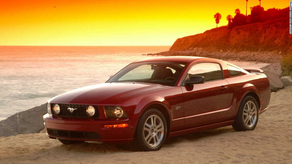 Mẫu Mustang thế hệ thứ 5 (năm 2005).