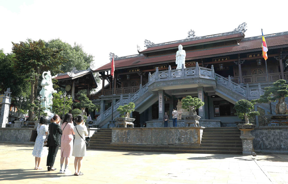 Du khách tham quan, chiêm bái chùa Sắc tứ Khải Đoan ở thành phố Buôn Ma Thuột. (Ảnh: Vũ Sinh/TTXVN)