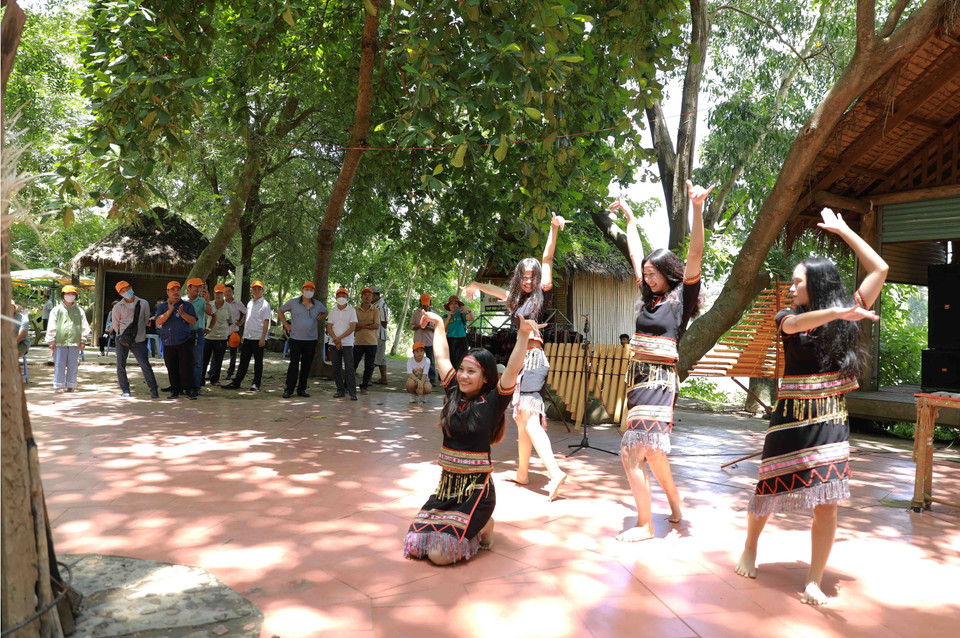 Du khách tham quan khu du lịch Buôn Đôn. (Ảnh: Vũ Sinh/TTXVN)