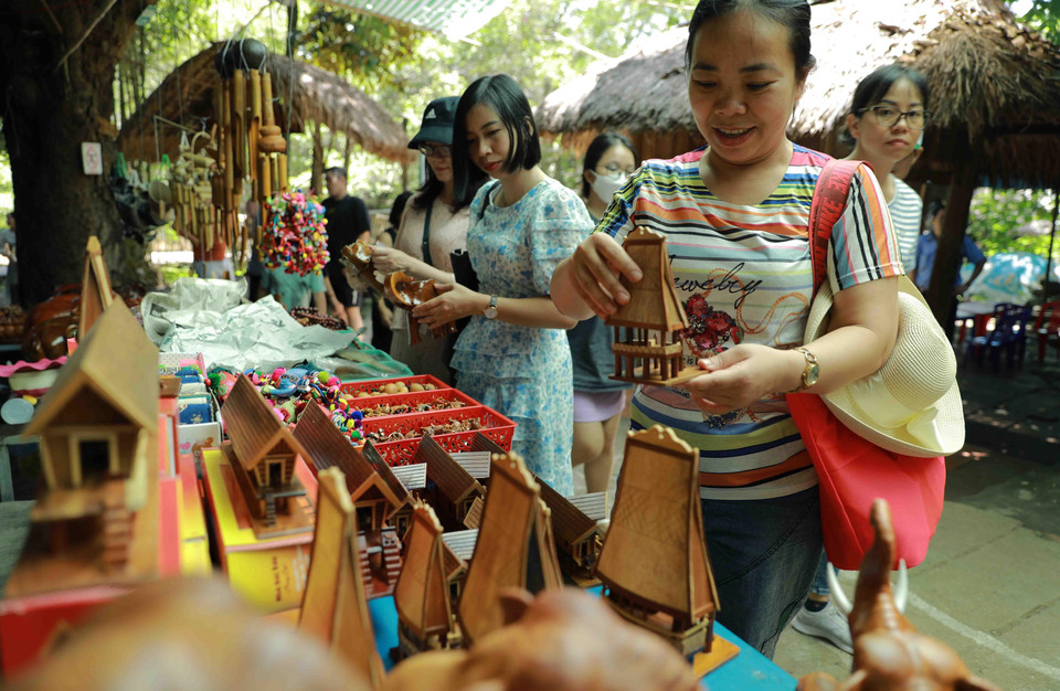 Du khách tham quan, mua sắm quà lưu niệm ở khu du lịch Buôn Đôn. (Ảnh: Vũ Sinh/TTXVN)
