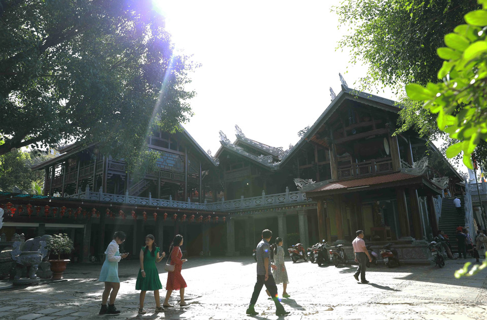 Du khách đến tham quan, chiêm bái chùa Sắc tứ Khải Đoan ở thành phố Buôn Ma Thuột. (Ảnh: Vũ Sinh/TTXVN)