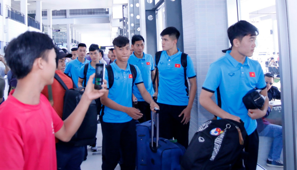 Người hâm mộ chụp ảnh các cầu thủ trước khi đội tuyển Việt Nam lên xe về khách sạn. (Ảnh: Phạm Kiên/Vietnam+)