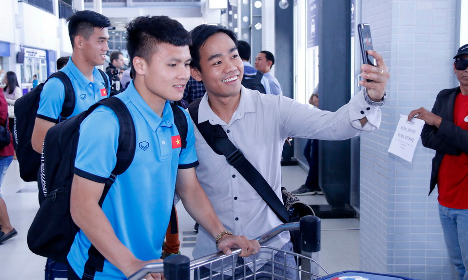 Một người hâm mộ chụp ảnh tự sướng với cầu thủ Quang Hải. (Ảnh: Phạm Kiên/Vietnam+)