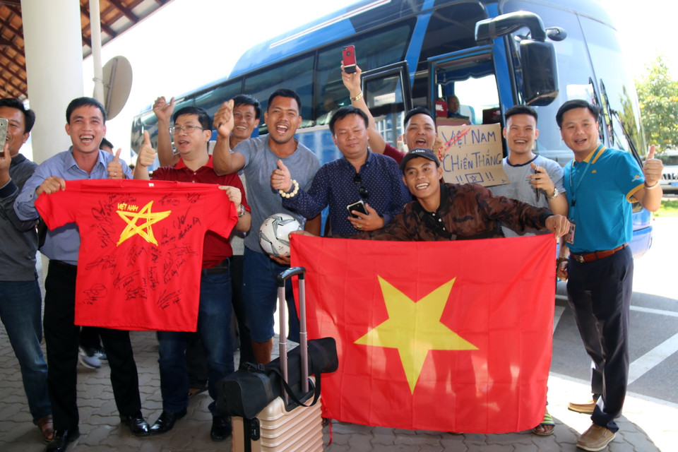 Một số ít người hâm mộ tổ chức cổ động vui mừng chào đón đội tuyển Việt Nam. (Ảnh: Phạm Kiên/Vietnam+)