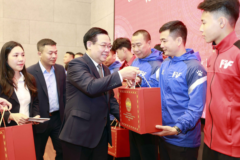 Chủ tịch Quốc hội Vương Đình Huệ tặng quà cho các huấn luyện viên, cầu thủ tại Trung tâm đào tạo Bóng đá trẻ PVF. (Ảnh: Doãn Tấn/TTXVN)