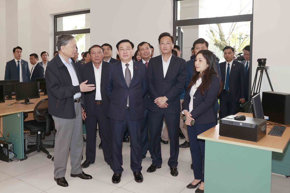 Chủ tịch Quốc hội Vương Đình Huệ thăm phòng học của Trung tâm đào tạo Bóng đá trẻ PVF. (Ảnh: Doãn Tấn/TTXVN)