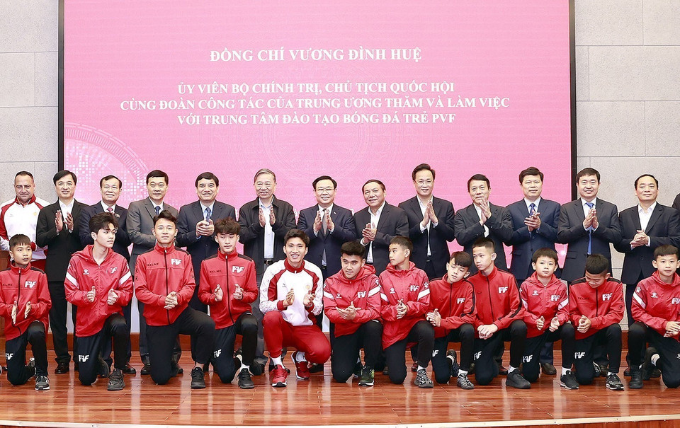 Chủ tịch Quốc hội Vương Đình Huệ và đại biểu chụp ảnh lưu niệm với cầu thủ, huấn luyện viên tại Trung tâm đào tạo Bóng đá trẻ PVF. (Ảnh: Doãn Tấn/TTXVN)