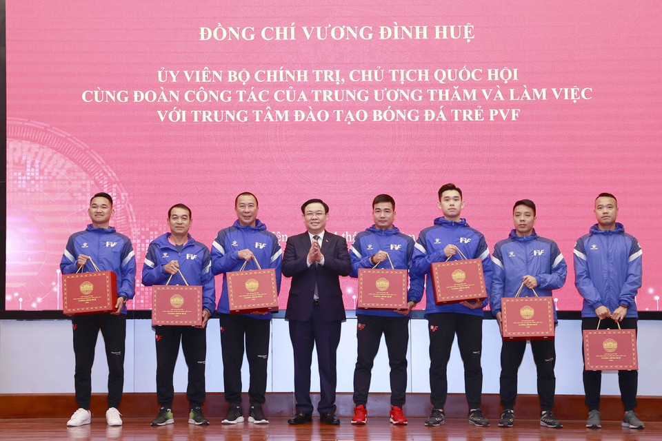 Chủ tịch Quốc hội tặng quà cho các huấn luyện viên, cầu thủ tại Trung tâm đào tạo Bóng đá trẻ PVF. (Ảnh: Doãn Tấn/TTXVN)
