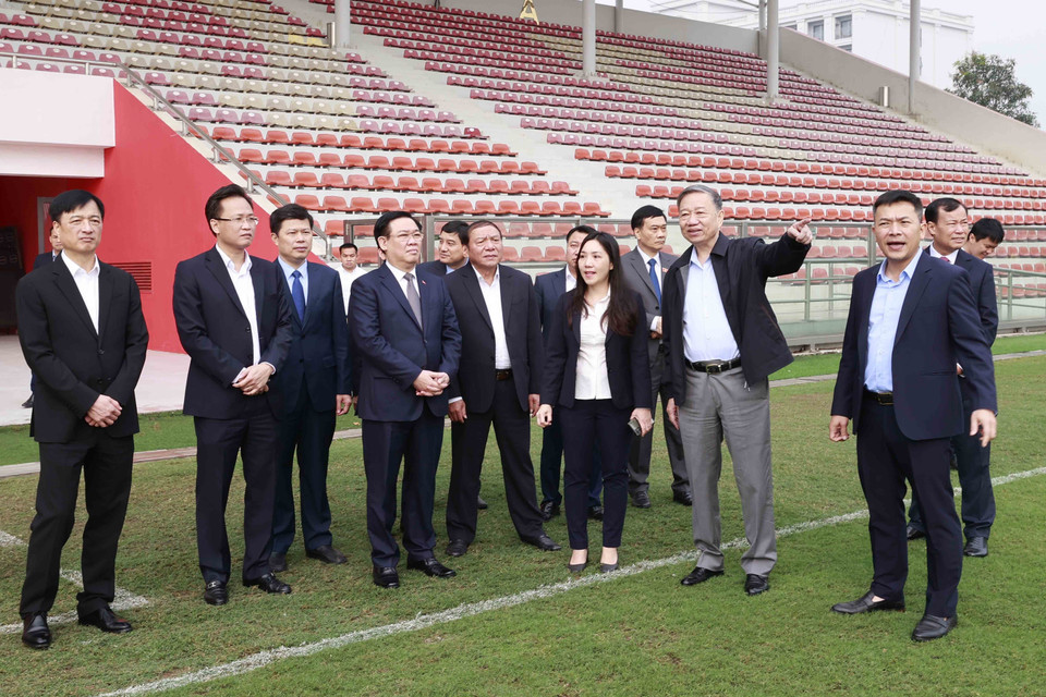 Chủ tịch Quốc hội Vương Đình Huệ thăm sân vận động của Trung tâm đào tạo Bóng đá trẻ PVF. (Ảnh: Doãn Tấn/TTXVN)