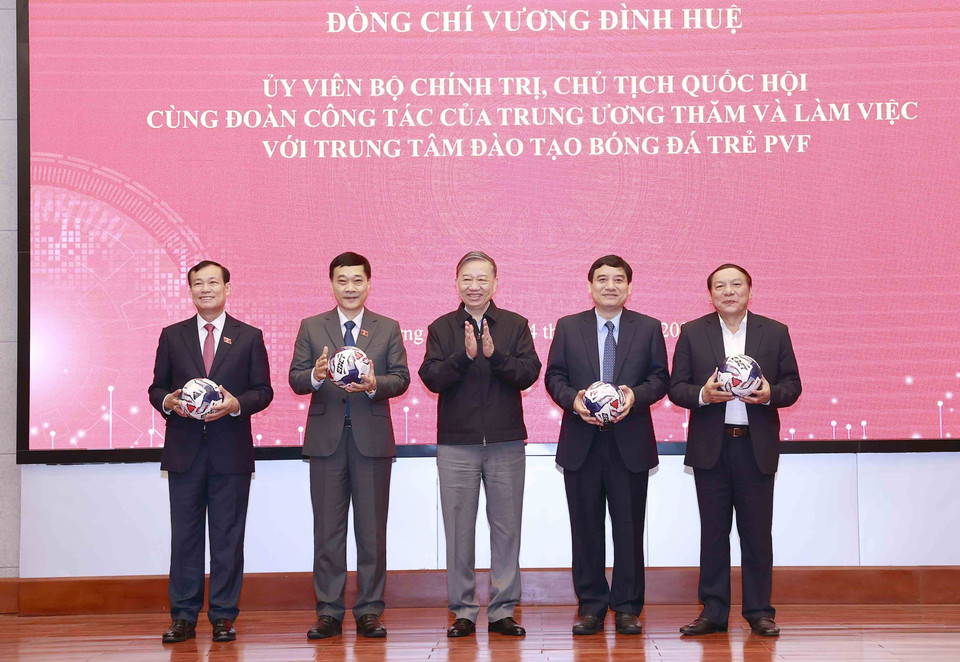 Bộ trưởng Bộ Công an Tô Lâm tặng bóng của Câu lạc bộ Bóng đá Công an Hà Nội cho các đại biểu. (Ảnh: Doãn Tấn/TTXVN)