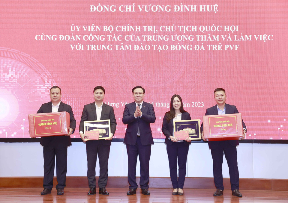 Chủ tịch Quốc hội Vương Đình Huệ tặng quà cho Trung tâm đào tạo Bóng đá trẻ PVF. (Ảnh: Doãn Tấn/TTXVN)