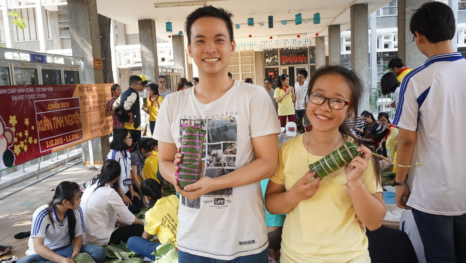 Về sự khác biệt về văn hóa, ngôn ngữ dường như là một trở ngại của các bạn sinh viên quốc tế, nhưng đối với anh Phạm Văn Linh, chỉ huy chiến dịch, phó chủ tịch Hội Sinh Viên Việt Nam tại Thành phố Hồ Chí Minh, sự khác biệt đó thôi thúc các bạn giao lưu và tìm hiểu thêm về văn hóa của nhau. (Ảnh: Lưu Văn Đạt/Vietnam+) 