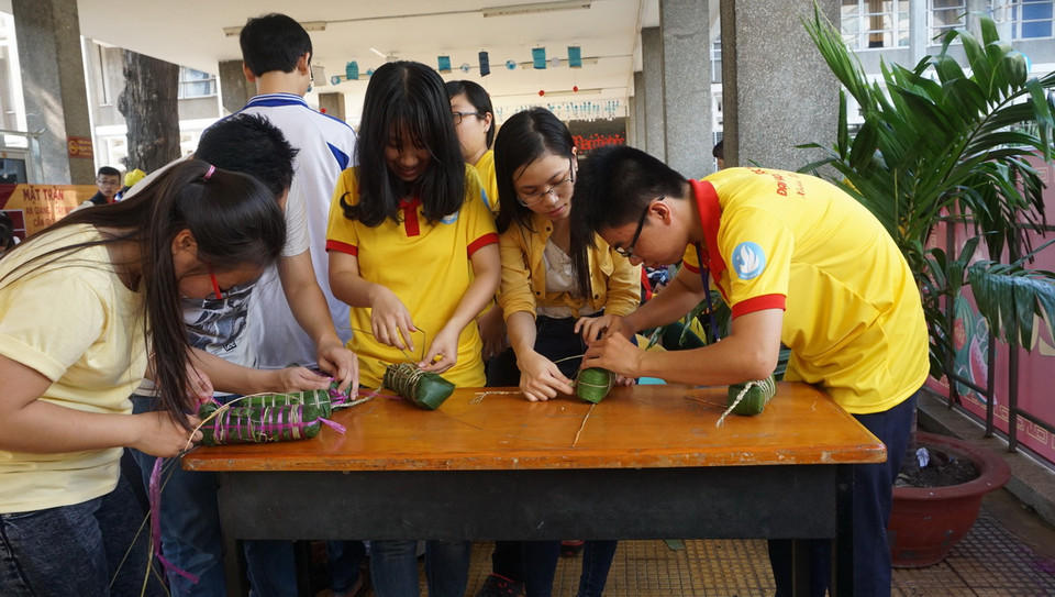 Ngoài những hoạt động khám bệnh, phát thuốc, tặng quà, sinh viên trường Đại học Y-Dược Thành phố Hồ Chí Minh gói 2.000 đòn bánh tét tặng những gia đình có hoàn cảnh khó khăn dịp Tết. (Ảnh: Lưu Văn Đạt/Vietnam+) 