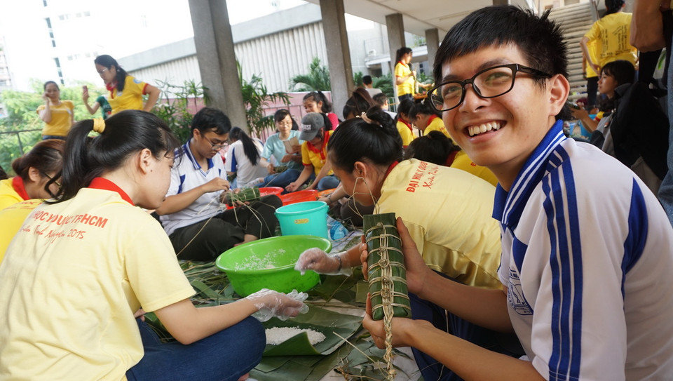 Ngoài những hoạt động khám bệnh, phát thuốc, tặng quà, sinh viên trường Đại học Y-Dược Thành phố Hồ Chí Minh gói 2.000 đòn bánh tét tặng những gia đình có hoàn cảnh khó khăn dịp Tết. (Ảnh: Lưu Văn Đạt/Vietnam+) 