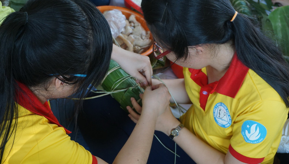 Ngoài những hoạt động khám bệnh, phát thuốc, tặng quà, sinh viên trường Đại học Y-Dược Thành phố Hồ Chí Minh gói 2.000 đòn bánh tét tặng những gia đình có hoàn cảnh khó khăn dịp Tết. (Ảnh: Lưu Văn Đạt/Vietnam+) 