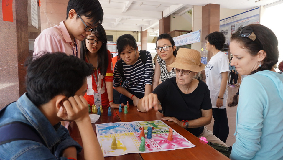 Giáo viên nước ngoài và sinh viên trường Đại học Khoa học Xã hội và Nhân văn chơi cờ trong chương trình giao lưu Tết Việt. (Ảnh: Lưu Văn Đạt/Vietnam+) 