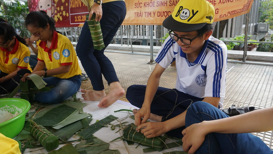 Ngoài những hoạt động khám bệnh, phát thuốc, tặng quà, sinh viên trường Đại học Y-Dược Thành phố Hồ Chí Minh gói 2.000 đòn bánh tét tặng những gia đình có hoàn cảnh khó khăn dịp Tết. (Ảnh: Lưu Văn Đạt/Vietnam+) 