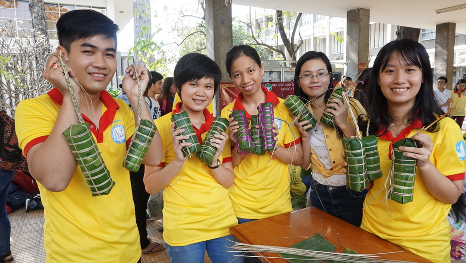 Ngoài những hoạt động khám bệnh, phát thuốc, tặng quà, sinh viên trường Đại học Y-Dược Thành phố Hồ Chí Minh gói 2.000 đòn bánh tét tặng những gia đình có hoàn cảnh khó khăn dịp Tết. (Ảnh: Lưu Văn Đạt/Vietnam+) 