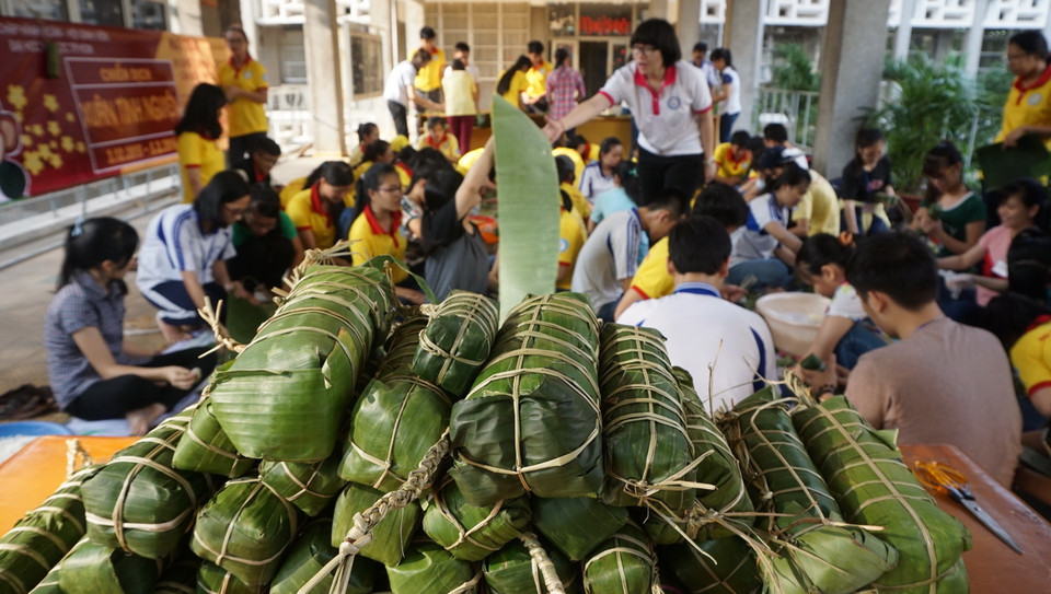 Ngoài những hoạt động khám bệnh, phát thuốc, tặng quà, sinh viên trường Đại học Y-Dược Thành phố Hồ Chí Minh gói 2.000 đòn bánh tét tặng những gia đình có hoàn cảnh khó khăn dịp Tết. (Ảnh: Lưu Văn Đạt/Vietnam+) 