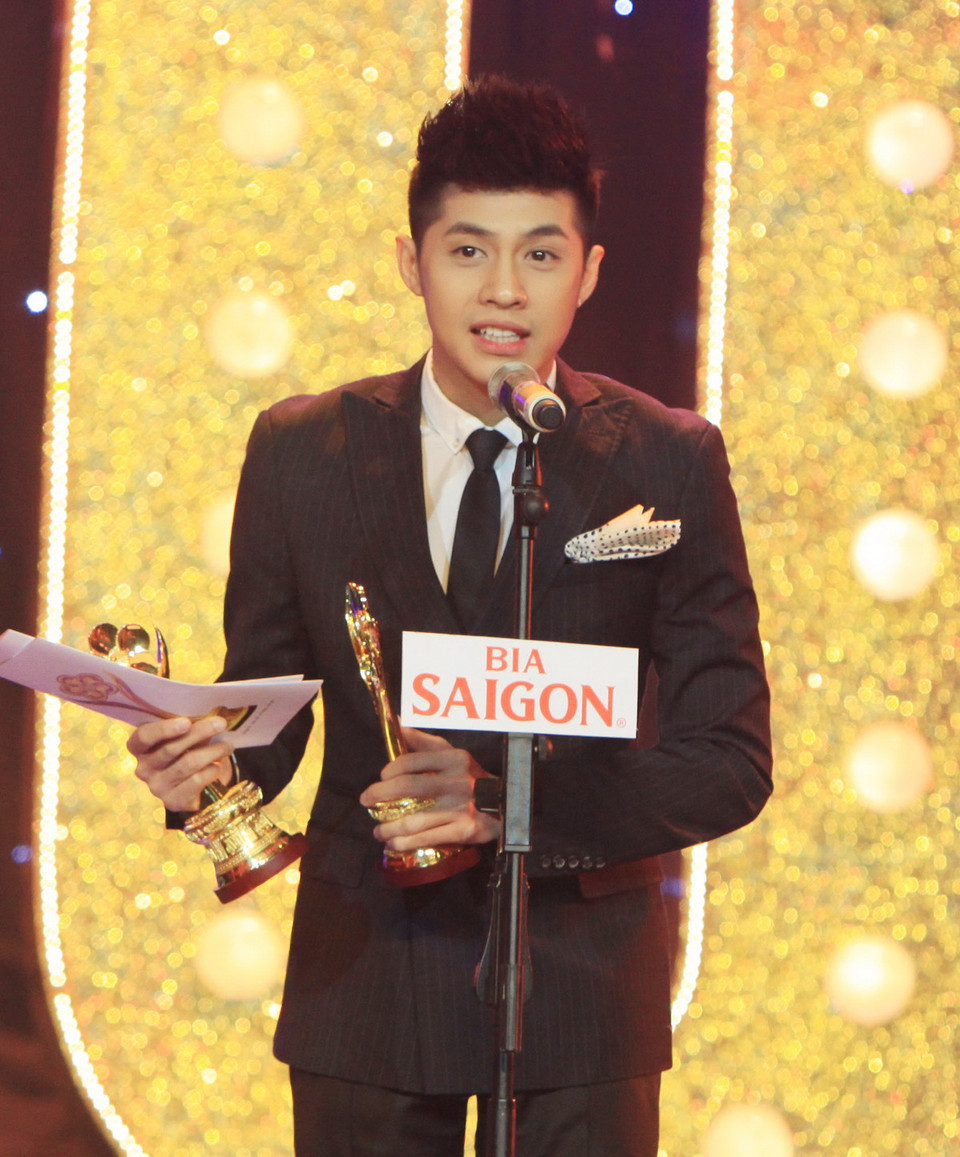  Ca sỹ Noo Phước Thịnh đoạt giải Nam ca sỹ hát nhạc nhẹ được yêu thích nhất. (Ảnh: Phương Vy/TTXVN) 