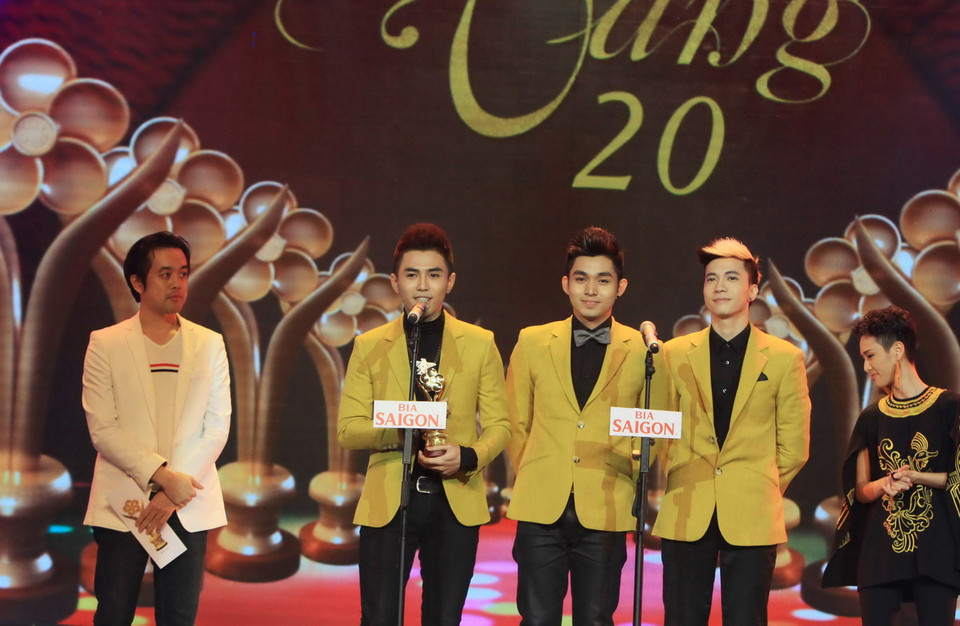 Nhóm hát 365 đoạt giải Nhóm hát được yêu thích nhất. (Ảnh: Phương Vy/TTXVN) 