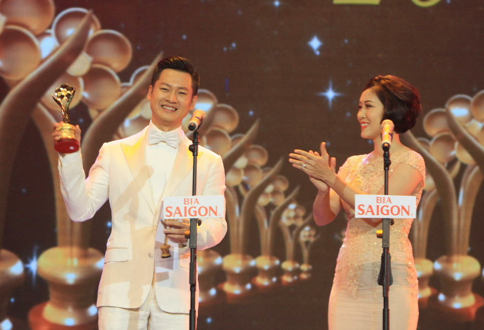  Ca sỹ Đức Tuấn đoạt giải Ca sỹ hát nhạc truyền thống cách mạng được yêu thích nhất. (Ảnh: Phương Vy/TTXVN) 