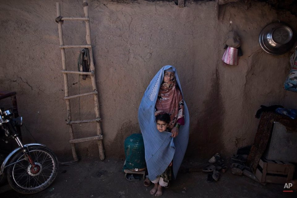 Chị Aziz Nazar (37 tuổi) đến từ Afghanistan. Chị là mẹ của 7 đứa trẻ. Đứng bên cạnh chị lúc này là cô con gái 3 tuổi Lal Mina. (Nguồn: AP)