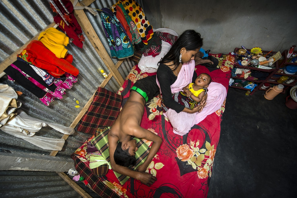 Kajol bế đứa con mới 6 tháng tuổi bên cạnh một khách hàng. (Nguồn: washingtonpost.com)