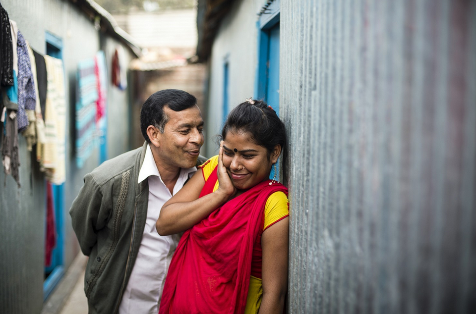 Một vị khách đang cố hôn Priya. Các cô gái bán dâm ở đây phải mất khoảng 5 năm để trả nợ, sau khi trả hết nợ, họ có thể tiếp tục quyết định cuộc đời mình nhưng do định kiến xã hội, họ tiếp tục ở lại đây để làm công việc 'buôn hương bán phấn.'(Nguồn:washingtonpost.com)