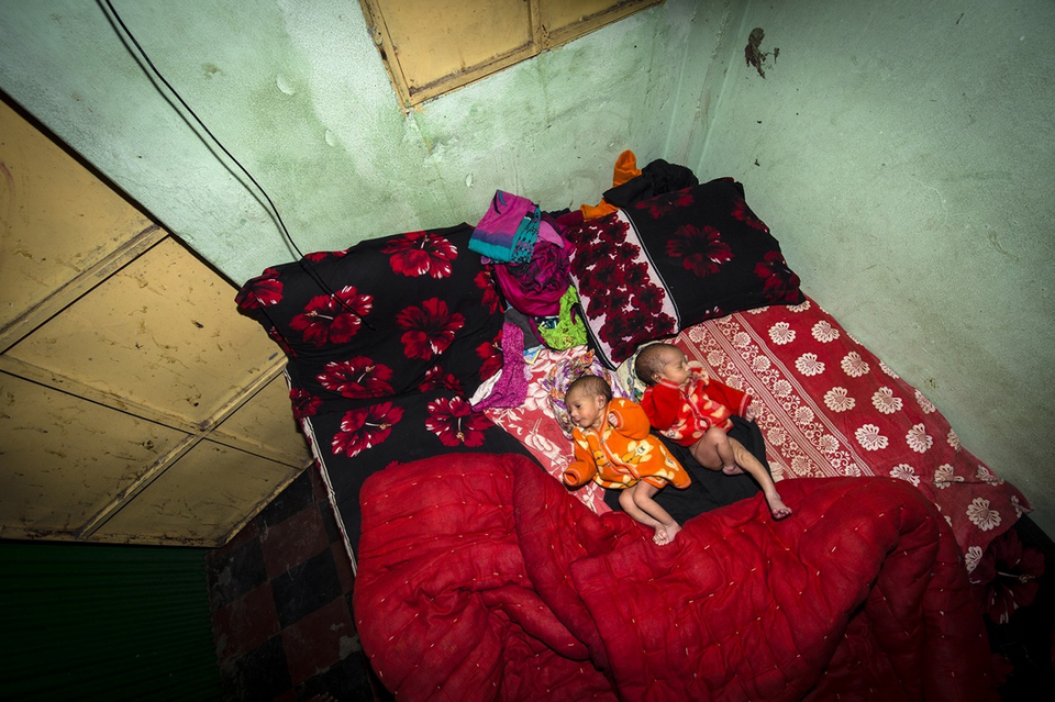 Hai đứa trẻ được sinh ra ở nhà thổ. (Nguồn: washingtonpost.com)