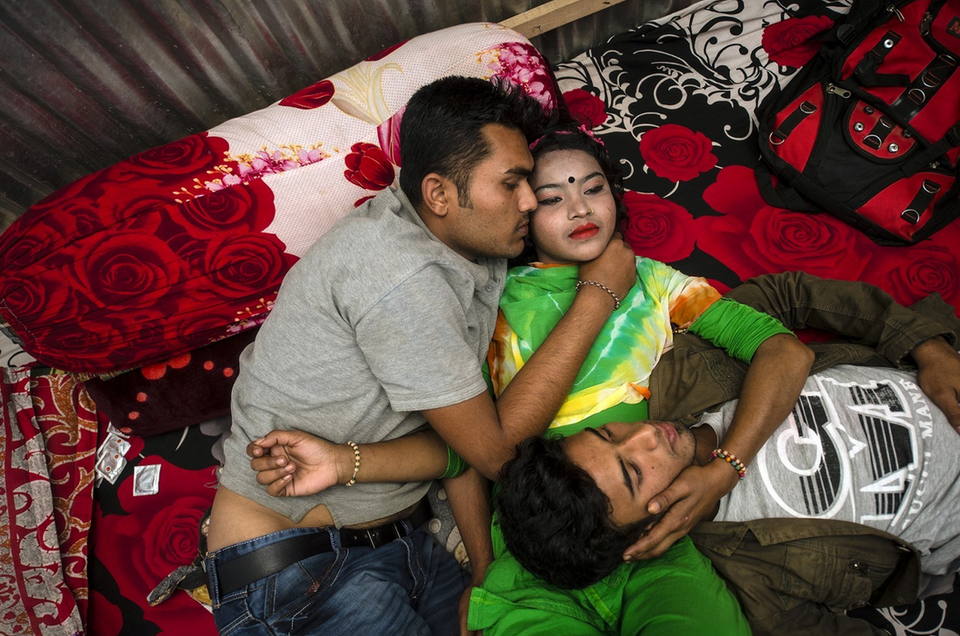 Cô gái có tên Papia đang phải tiếp 2 khách. Các cô gái ở đây, bị giới tú bà quản lý, gán nợ và không được phép bước ra ngoài hay giữ tiền riêng. (nguồn: washingtonpost.com)