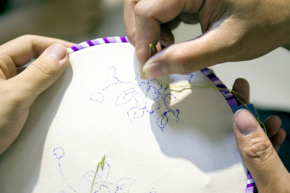 Cách thêu đường canh nào, theo đúng đường canh đó. Dù có hàng ngàn mũi chỉ trong một đường canh thì các mũi này phải đều nhau cả về độ dài lẫn khoảng cách. (Ảnh: Doãn Đức/Vietnam+)