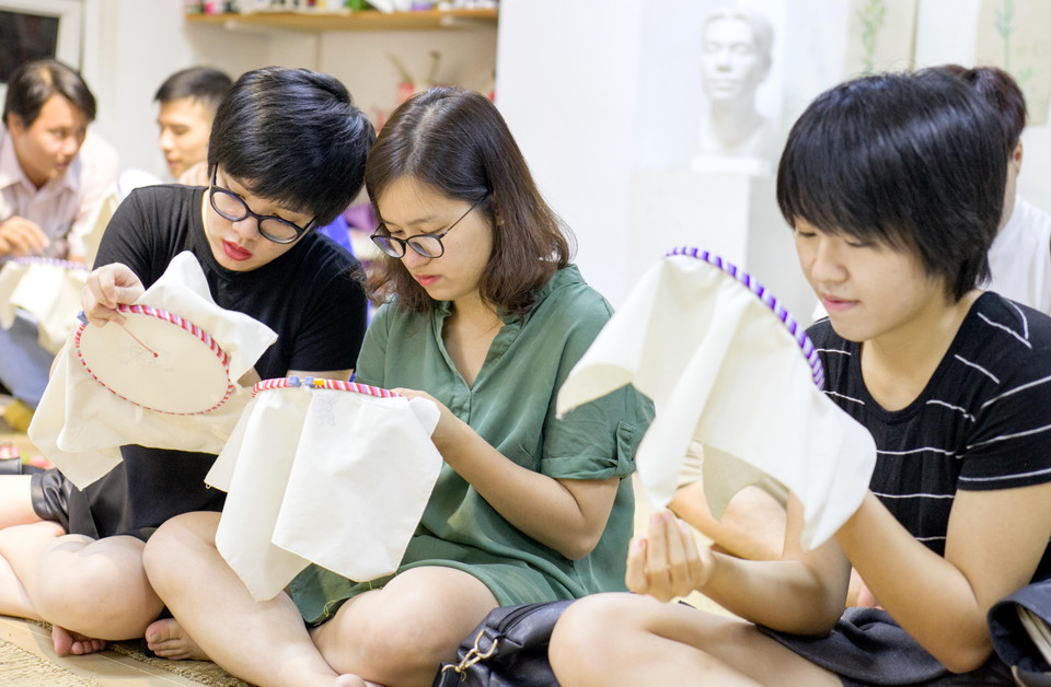 Anh Giỏi cũng cho biết: ‘Khi thêu thùa may vá, các bạn sẽ học được thêm sự nhẫn nại, kiên trì, làm cho tính cách chúng ta hòa nhã hơn, thoái mái hơn’. (Ảnh: Doãn Đức/Vietnam+)