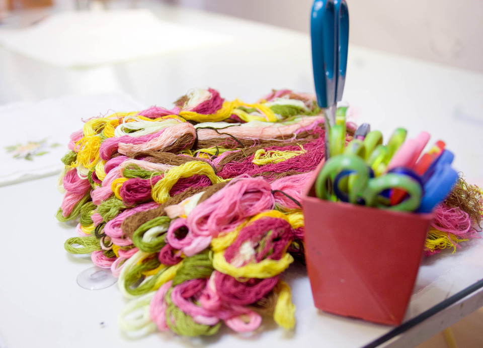 Chỉ thêu cũng phải là tơ lụa, được se theo những quy chuẩn nhất định, tùy vào từng bộ trang phục và từng họa tiết trên trang phục đó. Riêng chỉ đã có hàng trăm loại chỉ màu. Giờ chỉ đều là chỉ công nghiệp, tẩm hóa chất nên màu rất chóe, không dùng được. (Ảnh: Doãn Đức/Vietnam+)