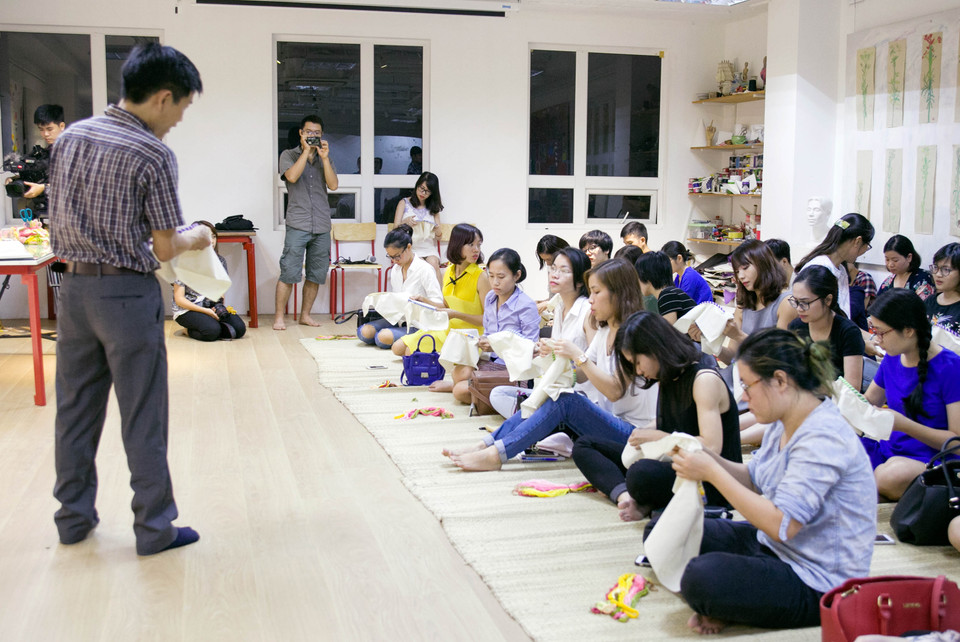 Trên khắp thế giới, nghệ thuật thêu hoàng gia luôn được coi là kỹ thuật thêu cao cấp nhất, yêu cầu không chỉ những tấm vải vóc, lụa là quý giá hàng đầu, mà còn cả những bàn tay nghệ nhân với kỹ thuật và óc sáng tạo phong phú để thổi hồn vào trong sản phẩm. (Ảnh: Doãn Đức/Vietnam+)