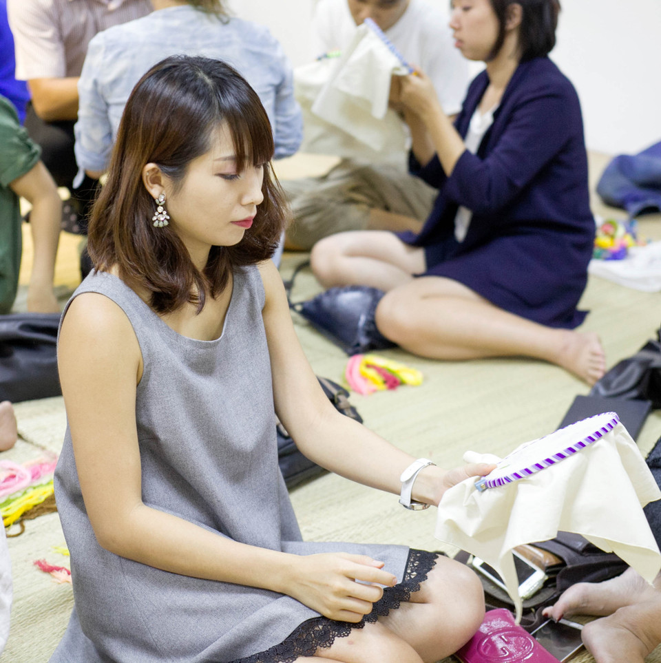 Ngắm nghía lại tác phẩm của mình sau khi hoàn thành. (Ảnh: Doãn Đức/Vietnam+)