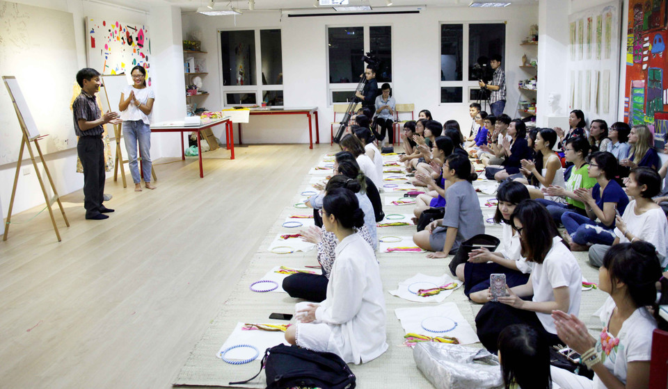 Nghệ nhân Vũ Văn Giỏi - nghệ nhân ưu tú duy nhất dành hơn 20 năm nghiên cứu và phục chế áo hoàng bào, đã có buổi chia sẻ với những người đam mê nghệ thuật thêu cung đình. (Ảnh: Doãn Đức/Vietnam+)