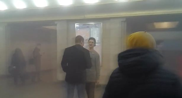 Ga tàu điện ngầm đầy khói bụi. (Nguồn: Mirror)