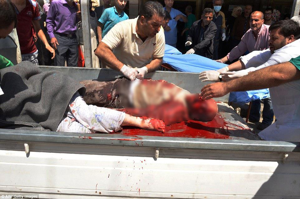 Một người đàn ông thương nặng được chuyển lên xe đưa về bệnh viện. (Nguồn: dailymail)