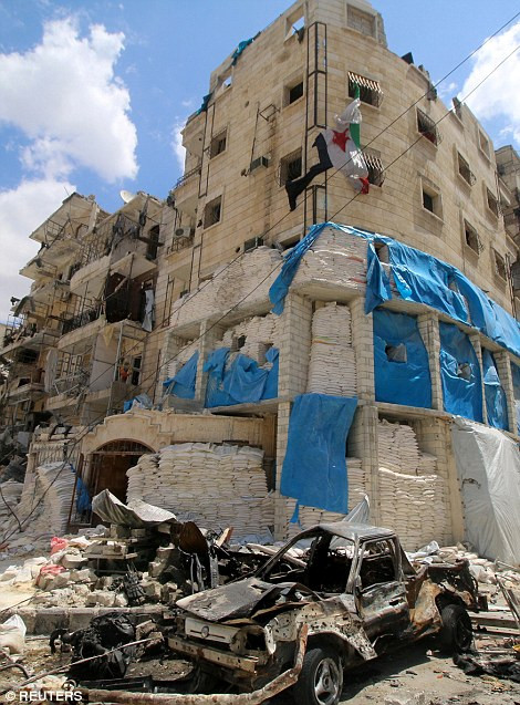 Nhiều người sống ở Aleppo cho biết vẫn có máy bay lượn tới đây và ném bom tàn phá mọi thứ.(Nguồn: dailymail)