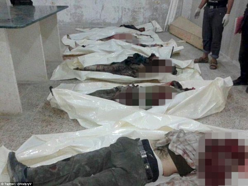 Thi thể các nạn nhân xấu số. Từ cuối tuần trước, quân chính phủ Syria đã liên tục tấn công vào các khu vực do phiến quân kiểm soát ở Aleppo. (Nguồn: dailymail)